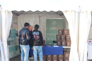 Stand dos SMAS de Sintra na edição de 2025 do Festival do Chocolate de Agualva e Mira Sintra, destaque para pessoas e baldes de biorresíduos