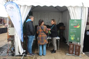 Stand dos SMAS de Sintra com pessoas - destaque para baldes dos biorresíduos, numa das edições do o Festival do Chocolate de Agualva e Mira Sintra