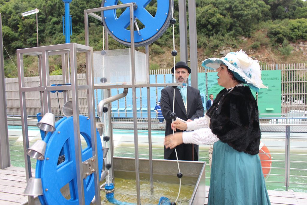 Duas pessoas dinamizam jogo com água no MAR