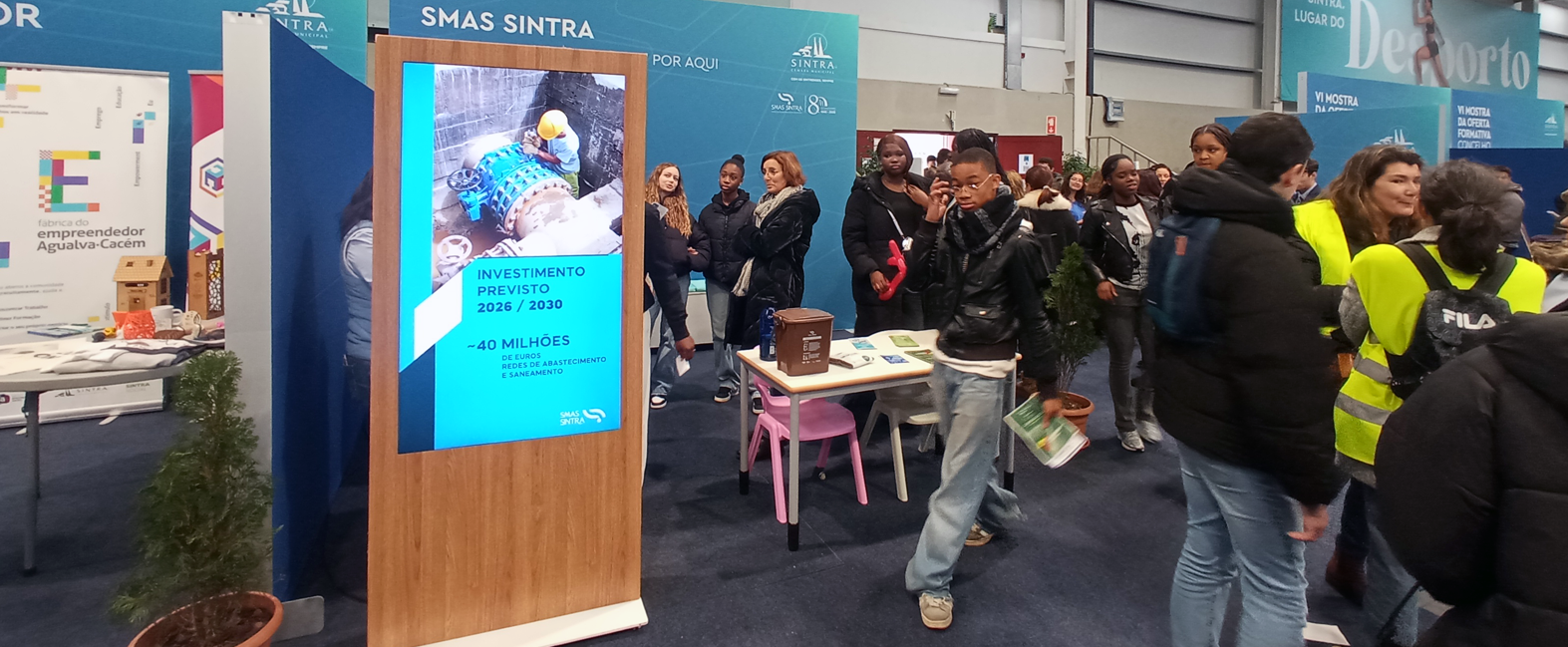 Várias pessoas no espaço dos SMAS de Sintra na 6.ª edição da Mostra da Oferta Formativa de Sintra
