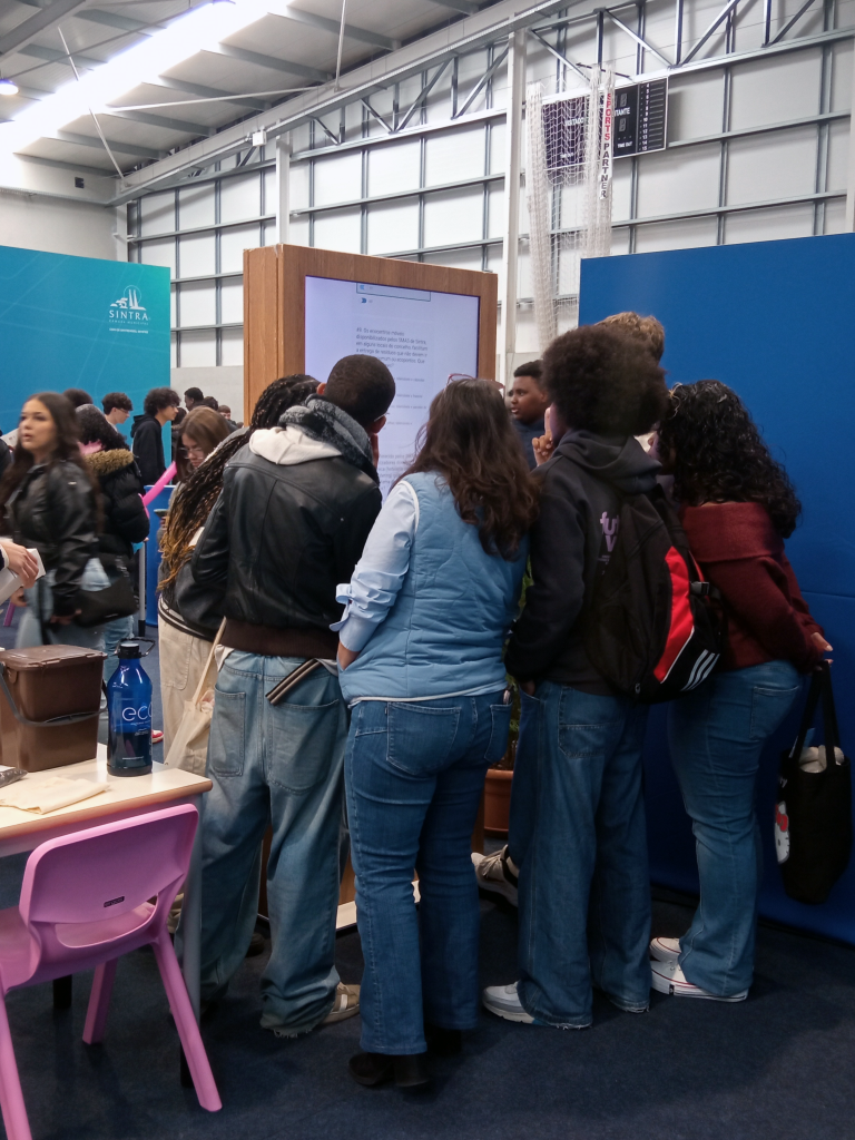 Várias pessoas respondem ao quiz no espaço dos SMAS de Sintra na 6.ª edição da Mostra da Oferta Formativa de Sintra